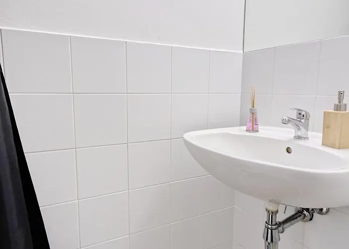 Spacious - 15 Min From Airport & Center, 5 Min From Main-bus Station Ez1 *