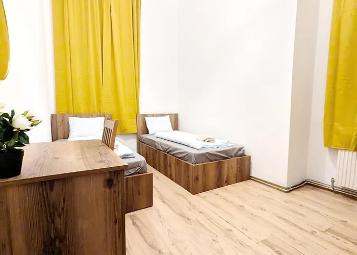 Spacious - 15 Min From Airport & Center, 5 Min From Main-bus Station Ez1 *